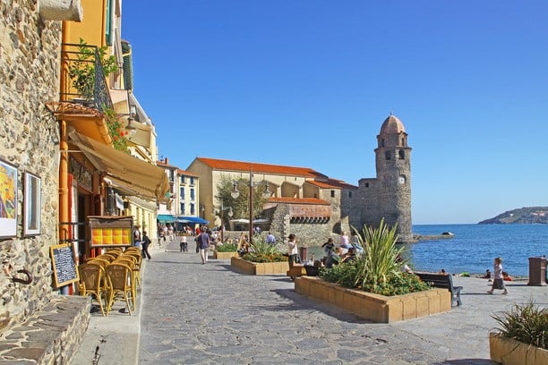 vand, promonade, kirketårn ved byen Collioure