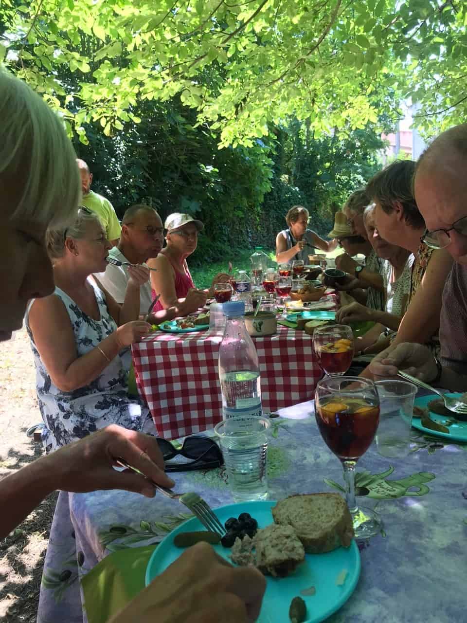 Mennesker med sclerose spiser picnic i slotshaven