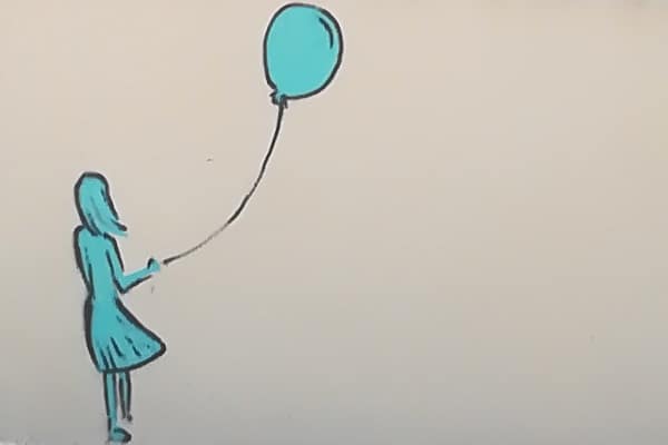 Pige som står med en ballon, som er ved at flyve fra hende.