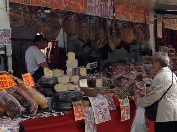 Lokalt marked med oste og skinker