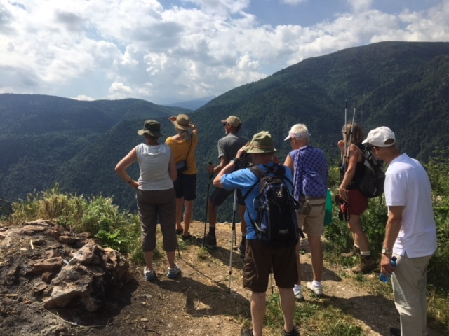 Gruppe som står og kigge ud over Pyrenæerne